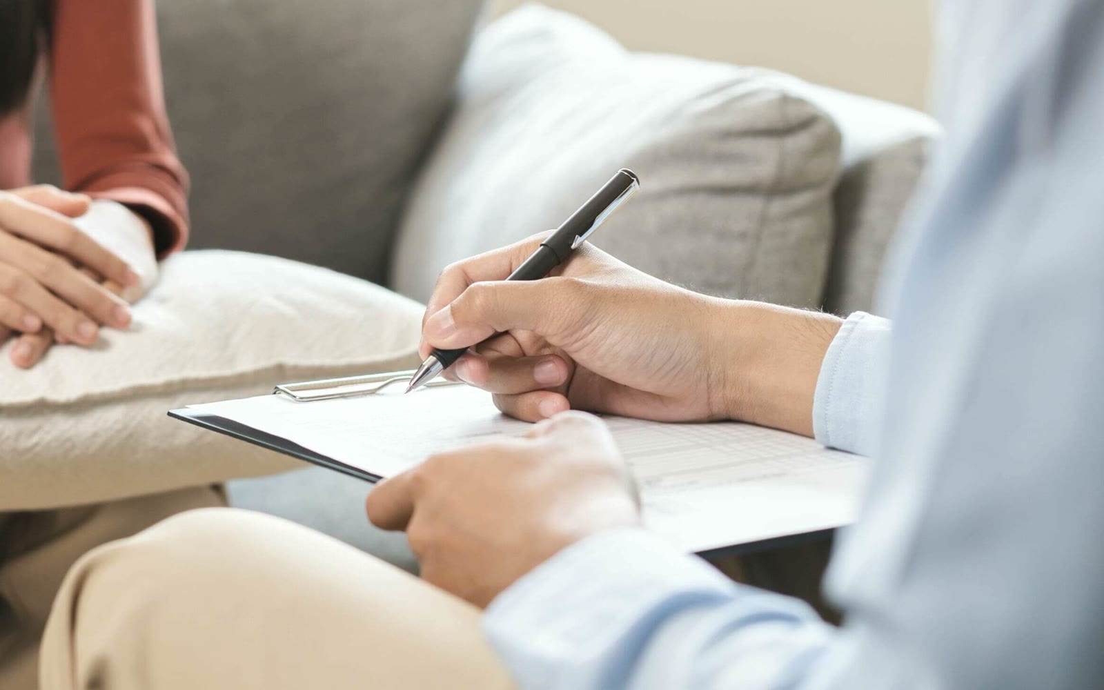 A supportive admissions conversation in a welcoming outpatient setting
