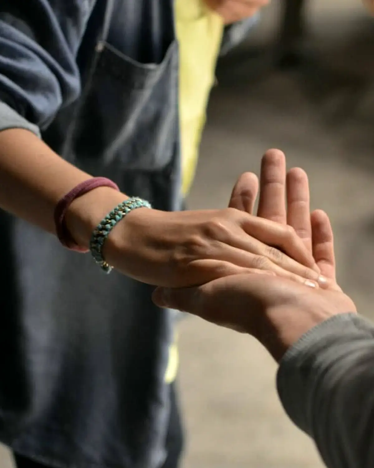 Supportive recovery scene illustrating psychoeducation