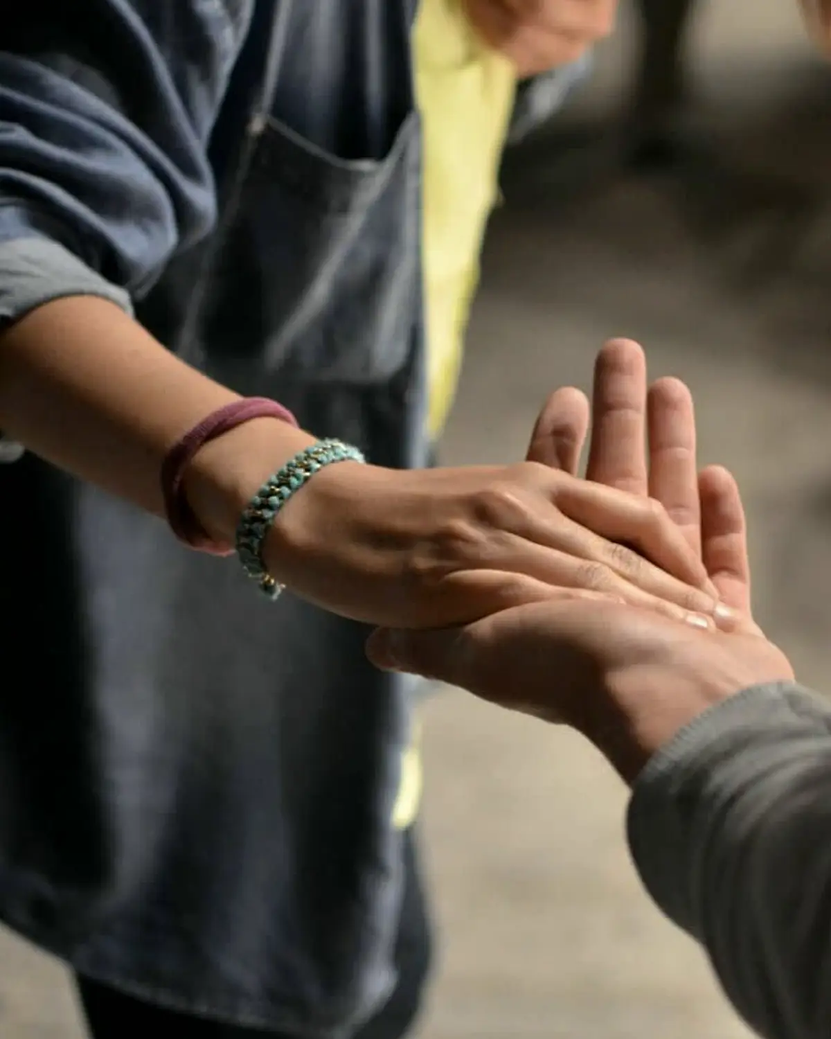 Supportive recovery scene illustrating relapse warning signs