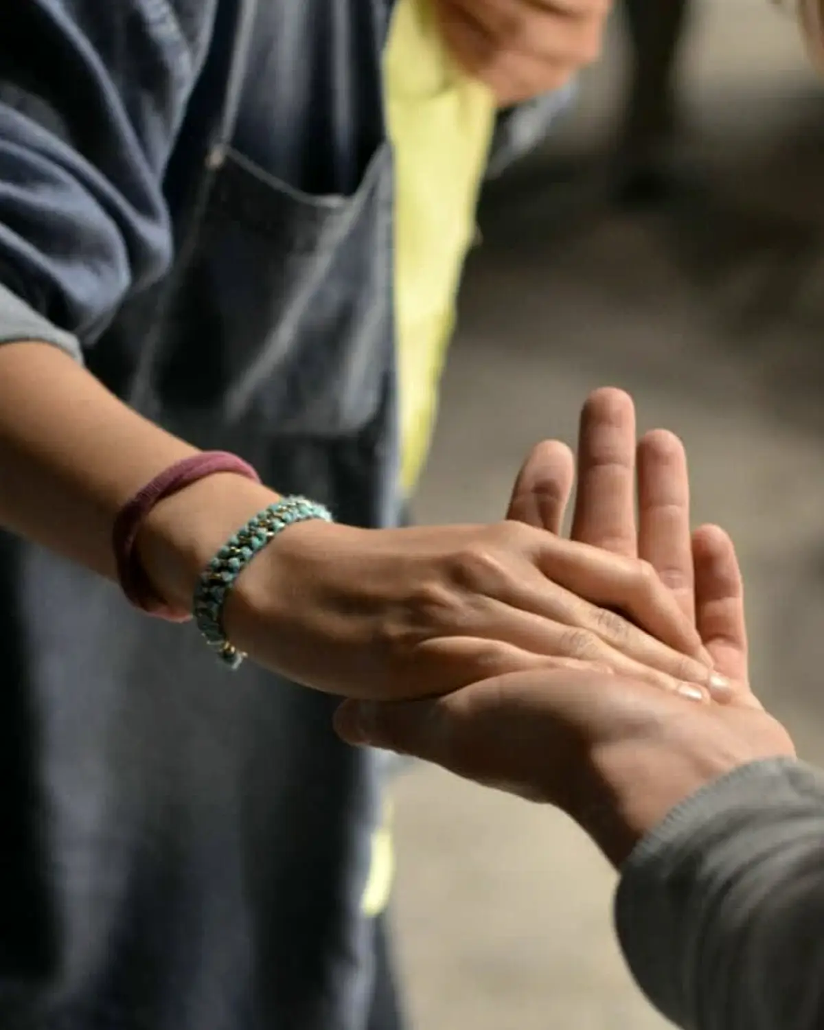 Supportive recovery scene illustrating synthetic cannabinoids and addiction
